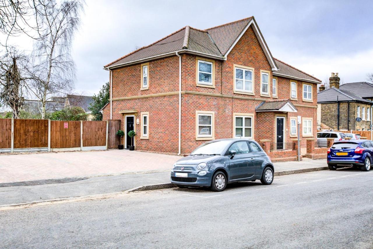 Stylish Two Bedroom Apartment With Free Parking! Romford Exterior foto